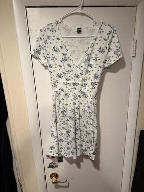 SHEIN Frenchy White Floral Ribbed V-Neck Surplice A-Line Short Sleeve Mini Dress